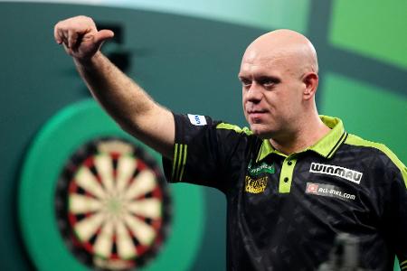 Der Niederländer Michael van Gerwen feiert seinen Sieg über den Deutschen Arno Merk.