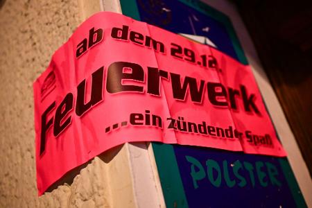 Ein Schild weist auf den Verkaufsstart von Silvesterfeuerwerk hin.