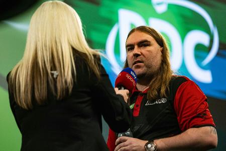 Darts: Schindler-Bezwinger Searle erster WM-Viertelfinalist