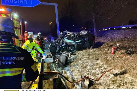 Die Feuerwehr München im Einsatz bei einem Verkehrsunfall mit einem Schwerverletzen auf der A 94 in Riem.