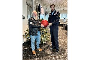 Übergabe Weihnachtskugel