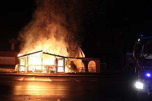 Der Imbiss stand in Vollbrand. Foto: Polizei Minden-Lübbecke