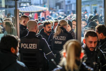 Die Polizei sichert weiter die Sparkasse in Gelsenkirchen-Buer, nachdem die Kunden durch den Einbruch im Tresor verunsichert sind.