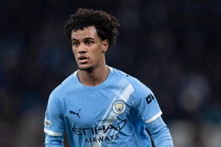 Oscar Bobb (Angriff, Manchester City) - Damit das Spiel des BVB ein wenig mehr Esprit bekommt, sehen sich die Verantwortlichen auf dem Markt bereits nach Verstärkungen um. Ein Objekt der Begierde ist laut 'Bild'-Angaben Oscar Bobb von Manchester City. Wie das Blatt berichtet, prüfen die Dortmunder, ob sich ein Transfer des 22-jährigen Offensivspielers realisieren lässt. Geplant ist demnach ein Leihgeschäft inklusive Kaufoption.