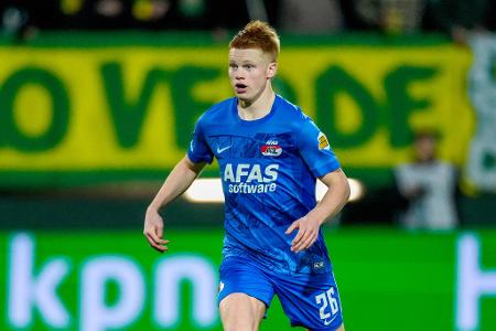 Kees Smit (Mittelfeld, AZ Alkmaar) - Kees Smit von AZ Alkmaar gilt derzeit als eines der größten Talente im europäischen Fußball. Zahlreiche Topklubs sollen den 19 Jahre alten Niederländer im Visier haben. Auch der BVB wurde in den letzten Wochen mit dem Niederländer in Verbindung gebracht. Die mögliche Ablösesumme soll es jedoch in sich haben. Laut Transfer-Experte Fabrizio Romano werden rund 60 Millionen Euro fällig.