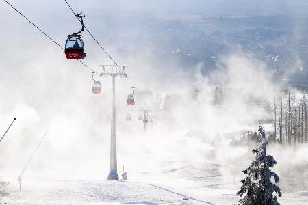 Künstliche Pracht: Schneekanonen beschneien Skipisten an der Wurmberg-Seilbahn im Harz. 