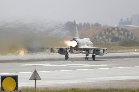 Ein taiwanesischer Mirage-2000-Kampfjet startet auf einem Luftwaffenstützpunkt.