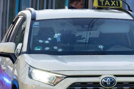 Auf das Taxi wurden mehrere Schüsse abgegeben - vor allem auf die Beifahrerseite.