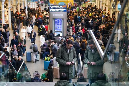 Warten und Hoffen: Die Störung im Bahnverkehr durchkreuzt die Pläne vieler Reisender