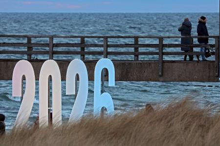 In vielen Ländern der Welt bereiten sich die Menschen auf den Jahreswechsel vor.
