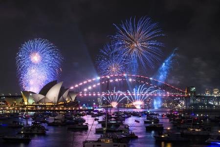 Bald ist es auch in Sydney soweit - mit einem Vor-Feuerwerk wird hier schon vor Mitternacht gefeiert. 