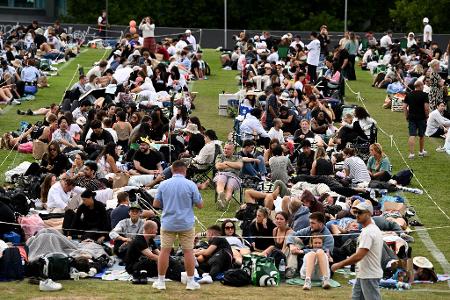 Schon seit dem Morgen sichern sich Schaulustige traditionell die besten Plätze.