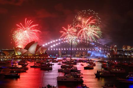 Farbenpracht über Sydney: „Calling Country“-Feuerwerk begeistert am Silvesterabend am Mrs. Macquarie's Point