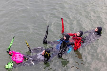 Kaltstart ins neue Jahr: Silvesterstromschwimmen zieht Mutige in den Rhein bei Mainz