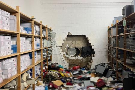 Die Täter arbeiteten sich mit einem Spezialbohrer in den Tresorraum der Bank vor.
