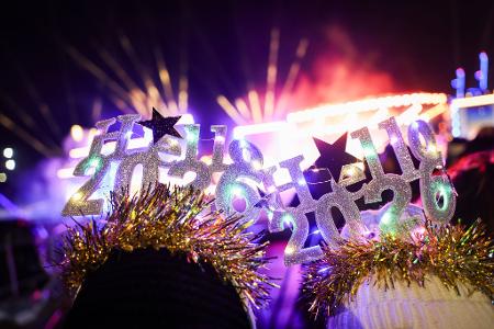 Premiere am Wasser: Besucherinnen erleben ZDF-Silvestershow in Hamburgs Hafencity