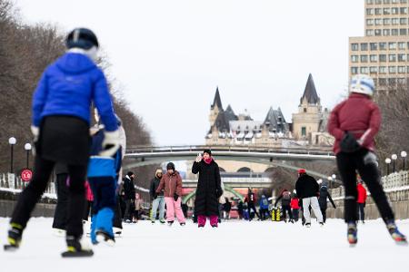 Ottawa gleitet ins neue Jahr: Schlittschuhlaufen auf dem Rideau Canal Skateway startet.