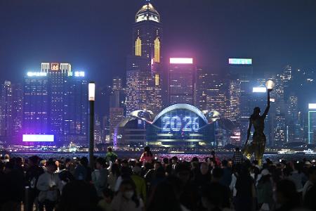 Hongkong: Besucher warten am Victoria-Hafen in Tsim Sha Tsui auf den Silvester-Countdown