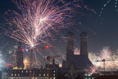 Feuerwerk über der Münchner Innenstadt. Zu einer privaten Party auf der Ludwigstraße kamen etwa 10.000 Leute.
