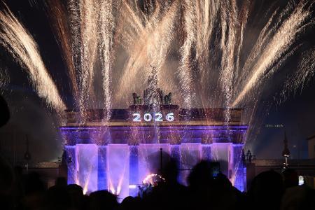 Silvester in Berlin: Spektakuläres Feuerwerk über dem Brandenburger Tor bei „Yeah 26“