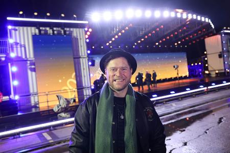 Sänger Johannes Oerding tritt bei der ZDF-Silvestershow in Hamburg auf.