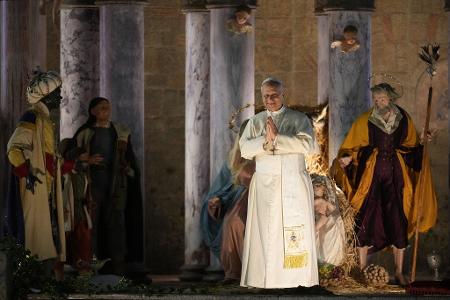 Papst Leo XIV. hält für einen Moment des Gebets vor der Weihnachtskrippe auf dem Petersplatz im Vatikan inne.