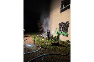 Einsatzkräfte löschen einen Brand an einem Gebäude in der Silvesternach 2025/2026