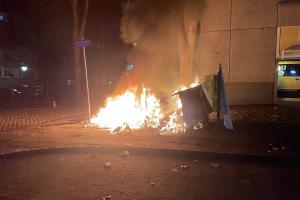 Brennender Müllcontainer