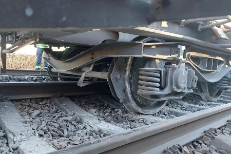 Beim Bahnunfall am Silvester-Nachmittag bei Raubling entgleiste ein Waggon eines Gefahrguttransports. Es kam zu keinem Gefahrgutaustritt. (Foto: Bundespolizeiinspektion Rosenheim)