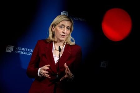 Gesundheitsministerin Nina Warken (CDU) steht ein arbeitsreiches Jahr bevor: Sie hat umfassende Reformen für die Finanzierung des Gesundheitssystems angekündigt, um die Kosten in den Griff zu bekommen. (Archivbild)