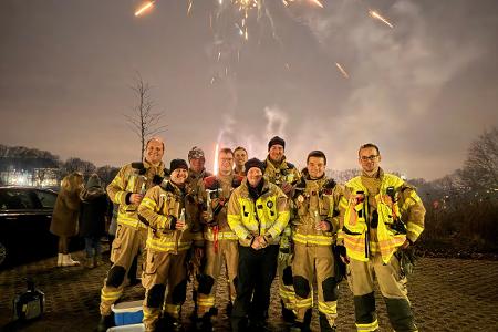Ein Teil der Einsatzkräfte der Feuerwehr Bergisch Gladbach konnte das Feuerwerk zwischen den Einsätzen im Kreise der Kollegen mitverfolgen.