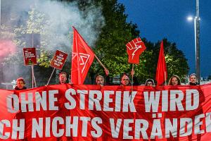 Viele Menschen haben Sorge um ihren Arbeitsplatz wie hier Beschäftigte beim Zulieferer Bosch, der Tausende Arbeitsplätze streichen will (Archivbild)