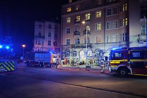 © Feuerwehr Dresden
Zahlreiche Einsatzkräfte stehen vor dem Gebäude.