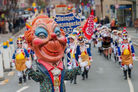 Frohsinn in Mainz: Närrischer Neujahrsumzug eröffnet die Fastnachtskampagne 2026