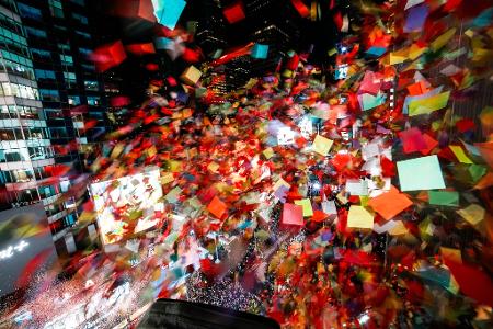 Party im Konfettiregen: New Yorker Times Square begrüßt das neue Jahr