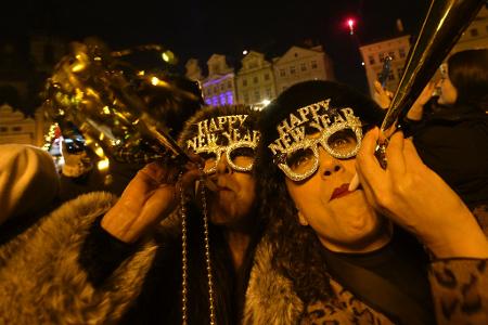 Feierlaune in Prag: Menschen begrüßen das neue Jahr in festlicher Stimmung