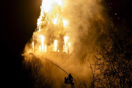 Einsatzkräfte der Feuerwehr löschen die brennende Vondelkirche in Amsterdam.