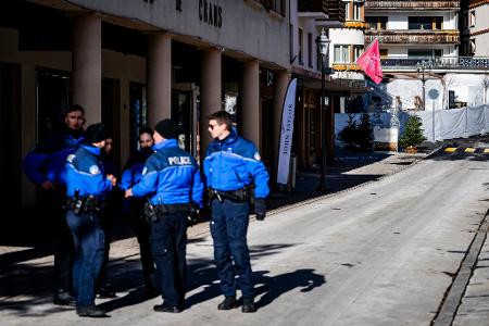 Die Polizei äußert sich nicht zu Spekulationen über die Ursache für das Feuer.