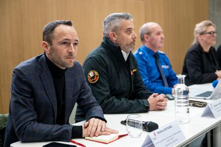 Bei einer Pressekonferenz gaben die Ermittler Details zu dem Feuer bekannt.