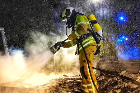 © Feuerwehr Dresden
Die Brandstelle wurde abschließend mit Löschschaum abgedeckt, um letzte Glutnester zu liquidieren.