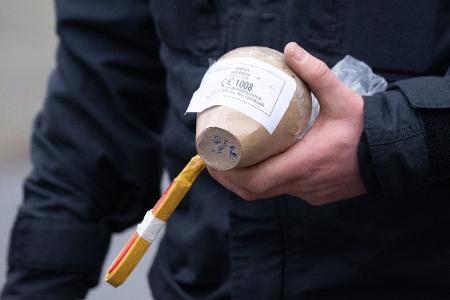 Im Fall eines schwerstverletzten Kindes in Berlin wird vermutet, dass eine illegale Kugelbombe im Spiel gewesen sein könnte. (Archivbild)