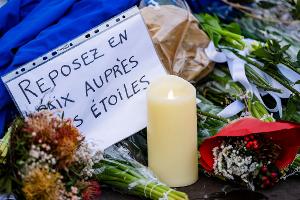 "Ruhet in Frieden bei den Sternen", steht auf einer Botschaft am Brandort.