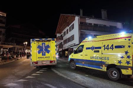 Viele Verletzte wurden in der Silvesternacht in Crans-Montana mit Rettungswagen in Kliniken gebracht. 