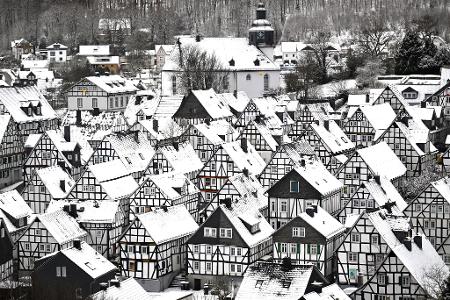 Winter-Wunderland: Schnee liegt auf den Dächern der historischen Altstadt von Freudenberg.