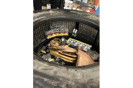 125 Stangen Schmuggelzigaretten versteckt in LKW-Reserverädern