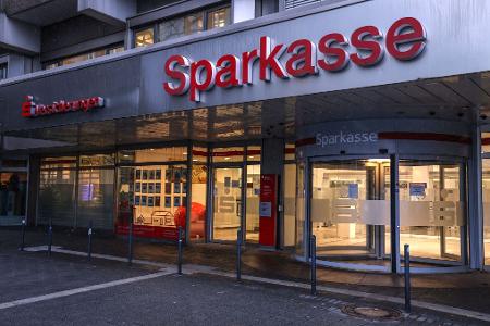 Die Sparkasse-Filiale bleibt nach dem Tresor-Coup vorerst geschlossen.