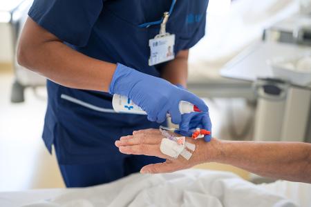 Auch ausländische Frauen arbeiten in Deutschland häufig in Engpassberufen. (Archivbild)