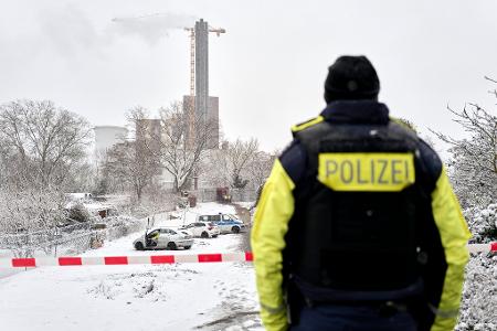 Die Polizei ermittelt vor Ort wegen des Verdachts der Brandstiftung.