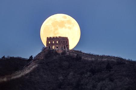 Der erste Vollmond des Jahres über dem Panlongshan-Abschnitt,  der Großen Mauer in der chinesischen Hauptstadt Peking, zu sehen. Der erste Vollmond des Jahres wird auch "Wolfsmond" genannt.