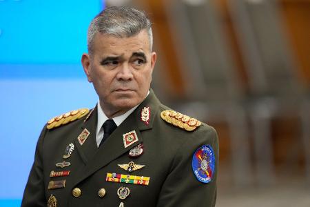 Der venezolanische Verteidigungsminister Vladimir Padrino Lopez kontrolliert auch Schlüsselbereiche der Wirtschaft und Verwaltung. (Archivbild)